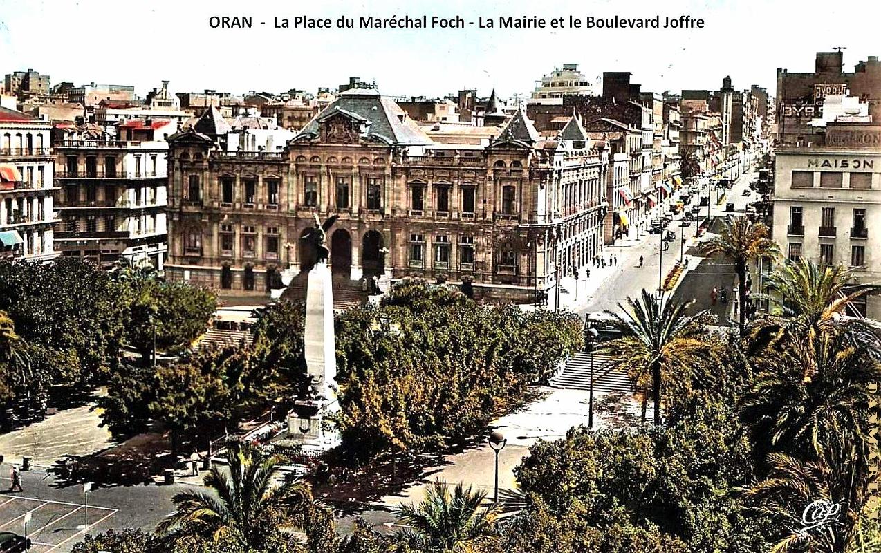 Oran - Place Foch ex-Place d'Armes - Mairie et Boulevard Joffre ex-National.jpg